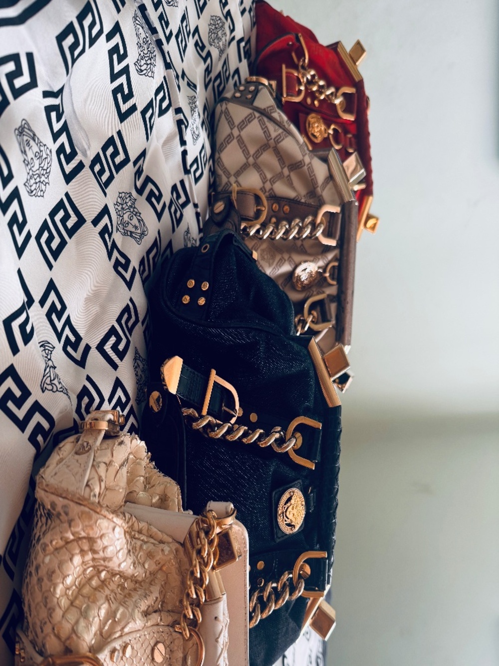 I'M LOOKING FOR THIS BAG